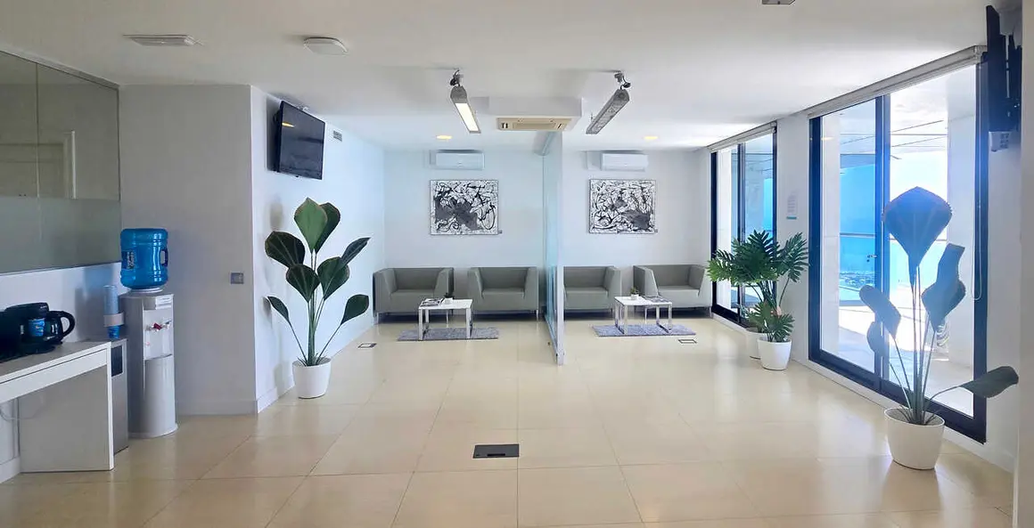 El Hospital Quir&oacute;nsalud Marbella apuesta por el arte como herramienta de bienestar para pacientes y familiares.