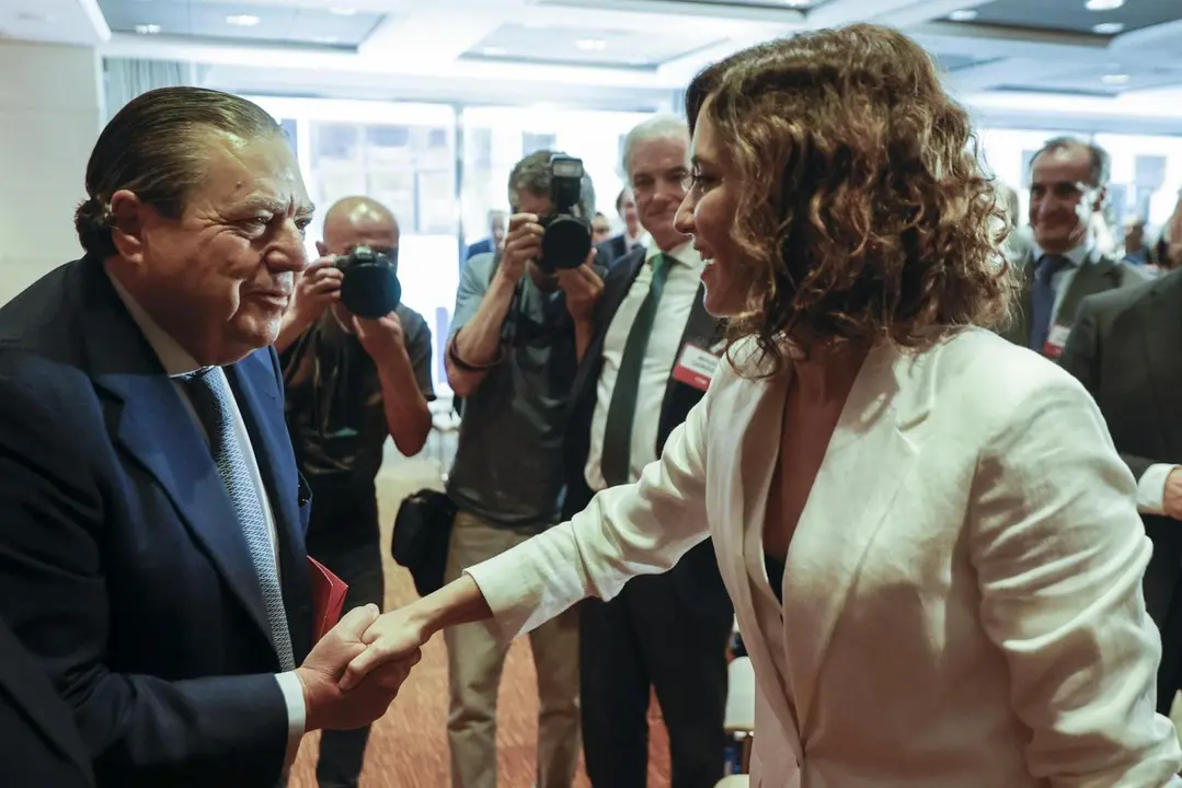 Isabel D&iacute;az Ayuso, con Vicente Boluda.  - EFE.
