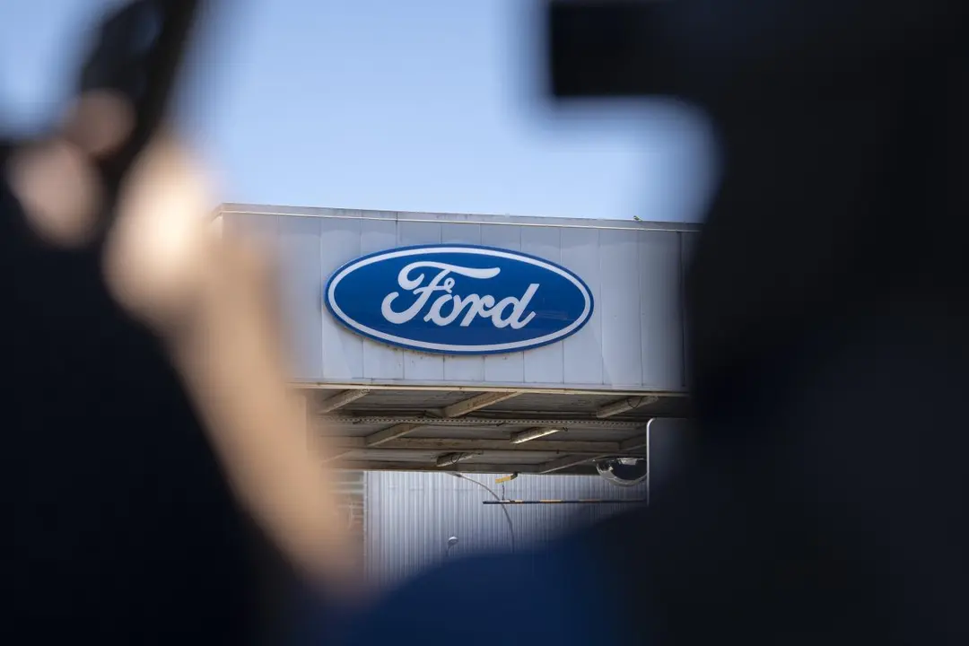 Logo en la f&aacute;brica de Ford Almussafes. - EP