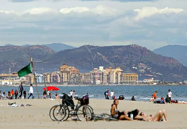 Imagen de la playa de La Malvarrosa de Valencia ayer a mediod&iacute;a. - EFE