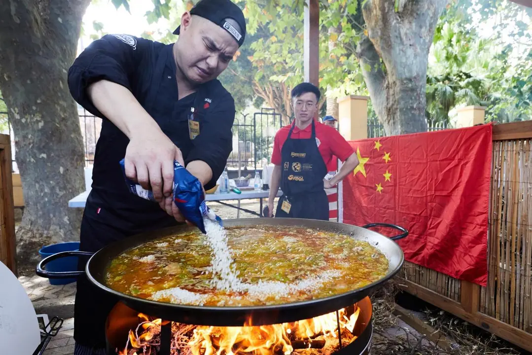 Concurso de paellas. - EFE/Natxo Franc&eacute;s