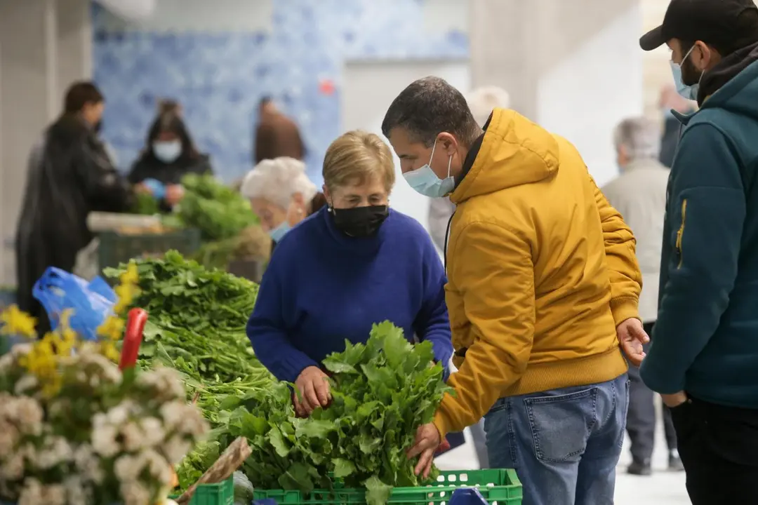 Un hombre compra verduras. - Europa Press