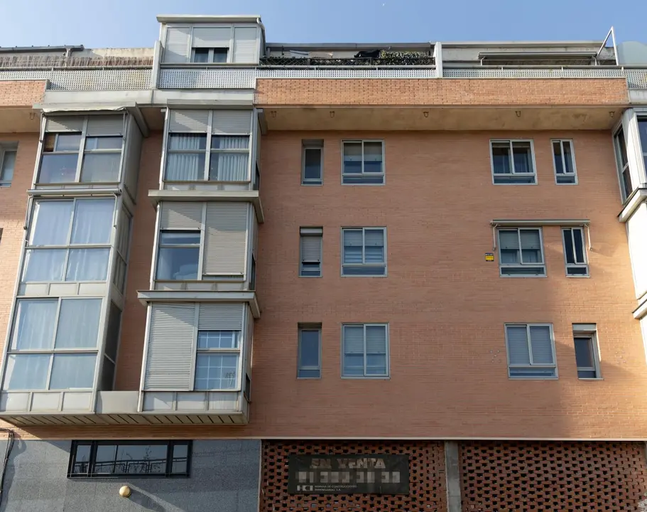 Vista de un cartel en venta en un edificio. - Europa Press