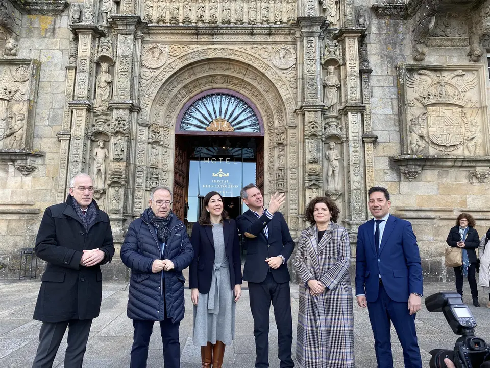 El delegado del Gobierno en Galicia, Jos&eacute; Mi&ntilde;ones, frente al Hostal dos Reis Cat&oacute;licos, en Santiago de Compostela. - 