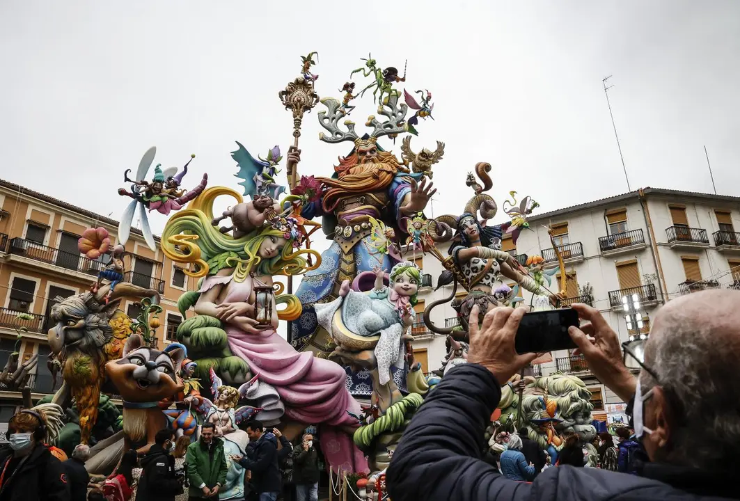 Un hombre fotograf&iacute;a la Falla Convento-Jerusal&eacute;n. - Rober Solsona / Europa Press