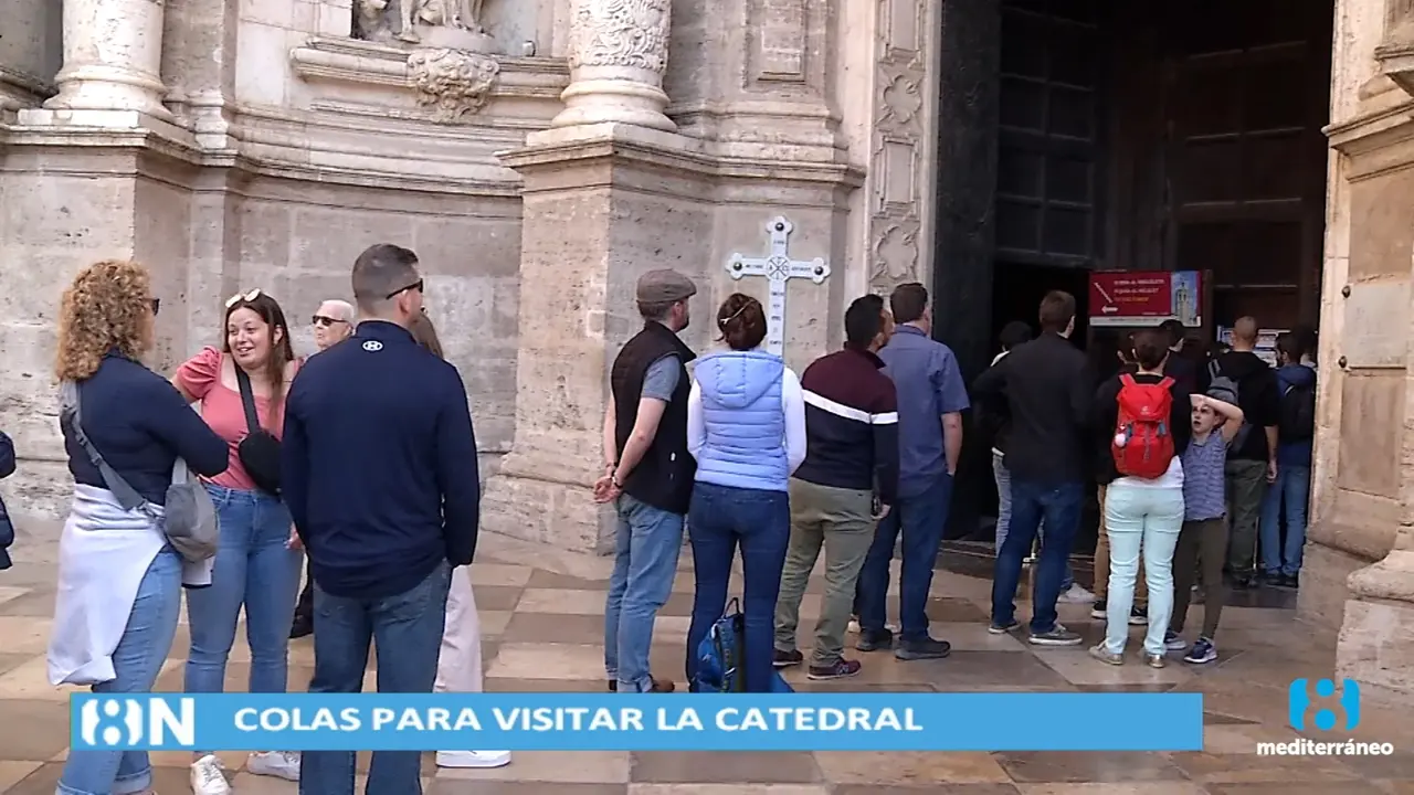 Largas colas en la Catedral de Valencia por visitar la Capilla del Santo C&aacute;liz