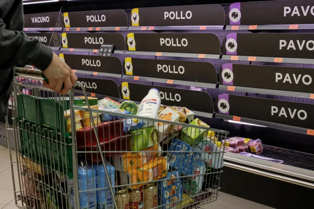 Un cliente realiza la compra en un supermercado. - EP