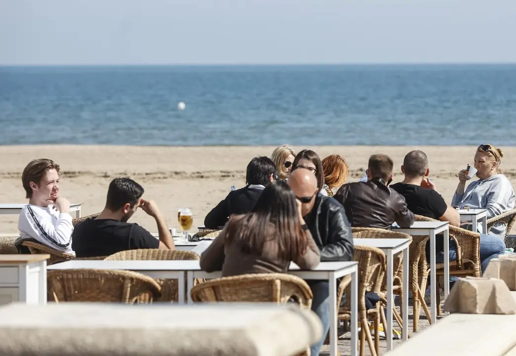 Varias personas en una terraza del Paseo de la Playa de la Malvarrosa. - Europa Press