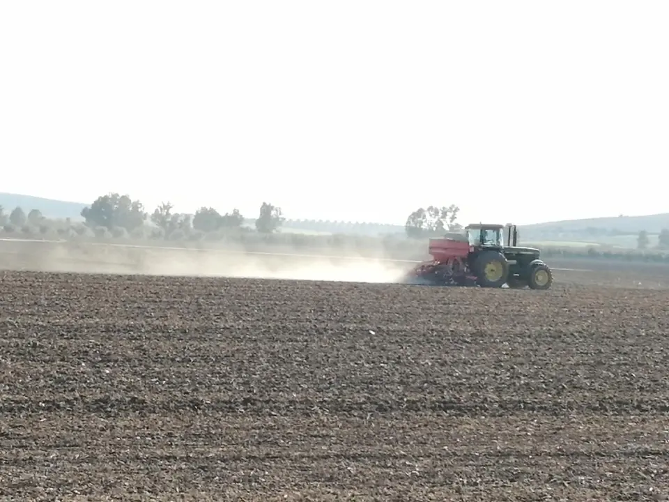 Un agricultor trabaja con su tractor. - Europa press