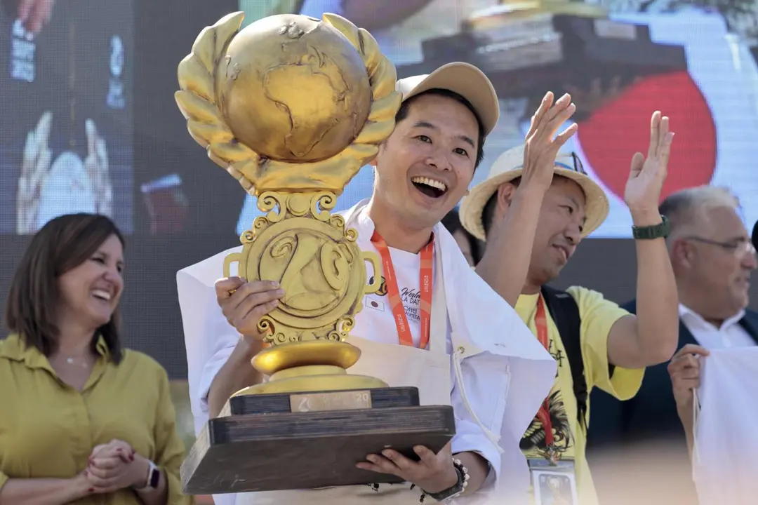 El cocinero japon&eacute;s, Kohei Hatashita, alza el trofeo de campe&oacute;n - Ana Escobar - EFE