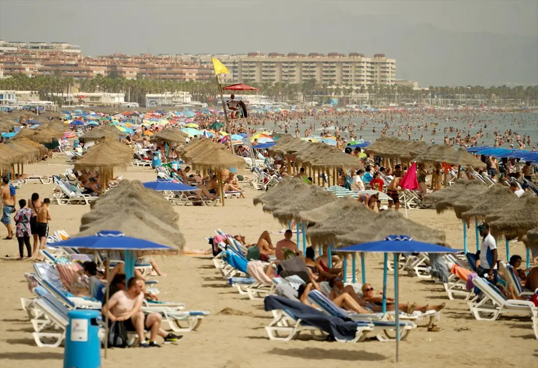 Ba&ntilde;istas en la playa de la Malva-rosa de Valencia - Eduardo Manzana - Europa Press