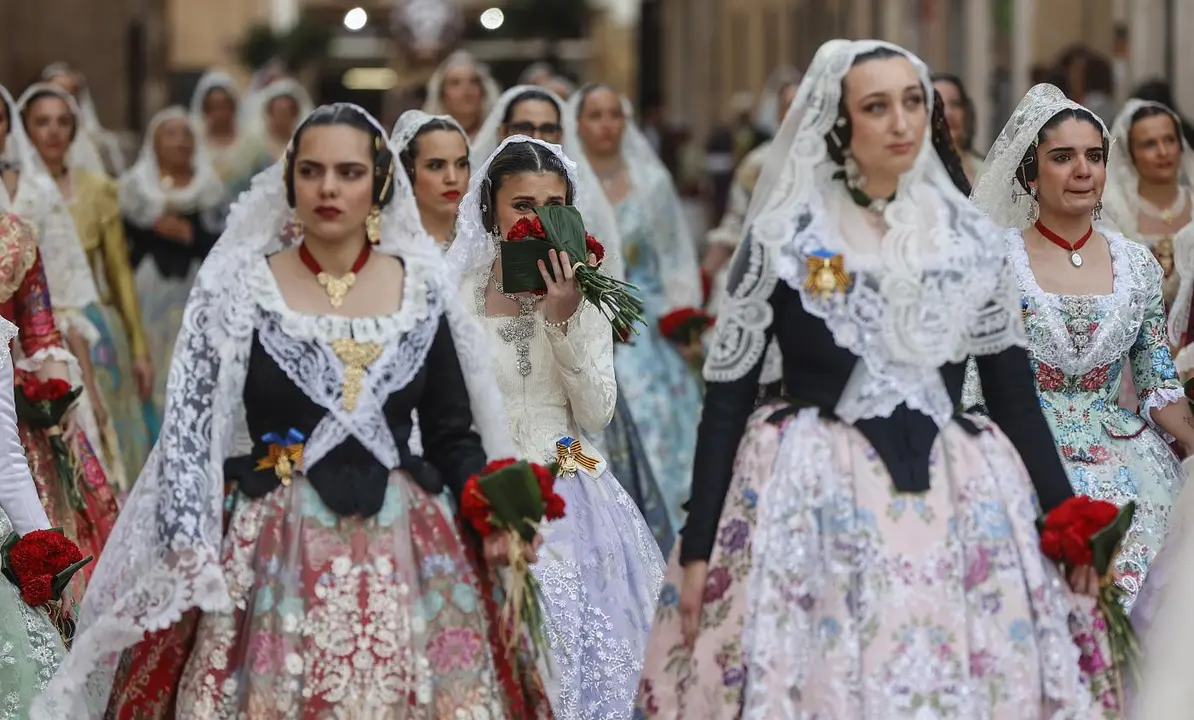 Varias falleras durante la ofrenda floral de las Fallas 2024 - Rober Solsona - Europa Press