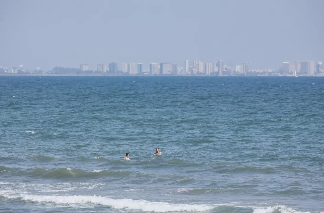 Gente se ba&ntilde;a en la playa en Valencia. - EP