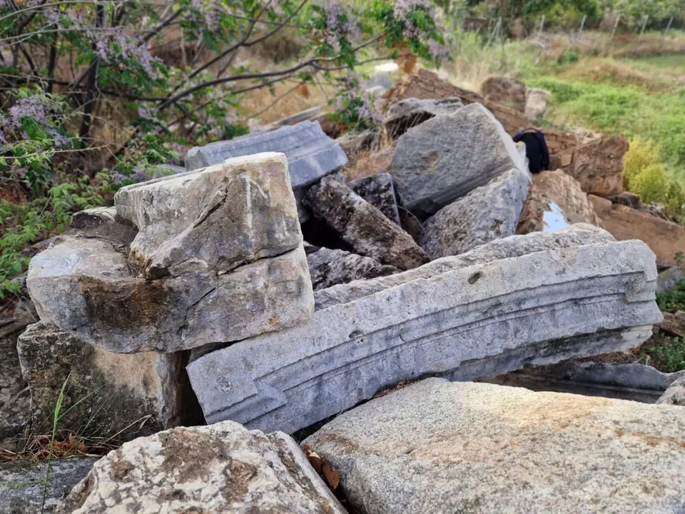 Restos del antiguo monumento. - EP