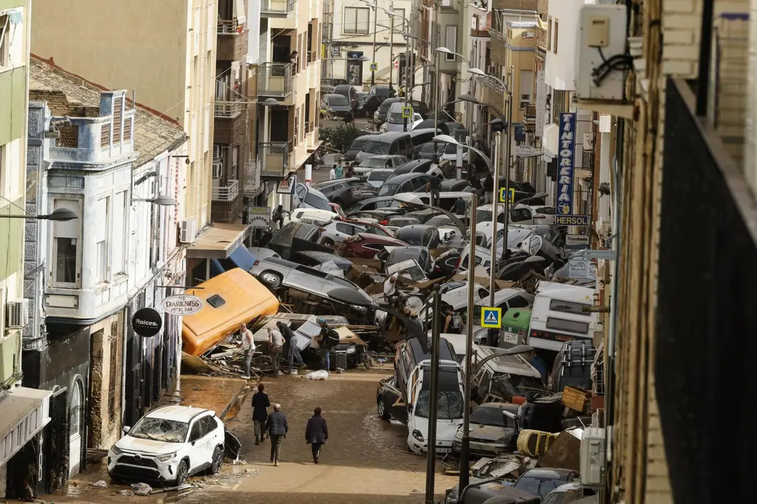 Veh&iacute;culos amontonados en una calle de Picanya. - EFE/Biel Ali&ntilde;o