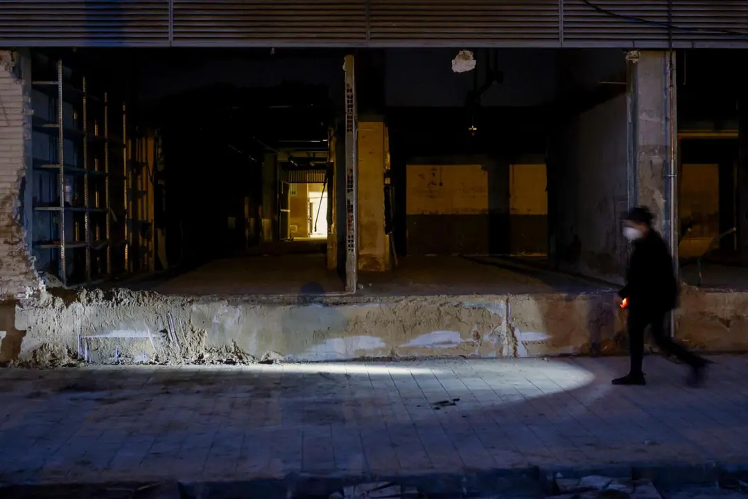 Vista de una zona sin iluminaci&oacute;n el&eacute;ctrica de Paiporta. - EFE/ Kai Forsterling