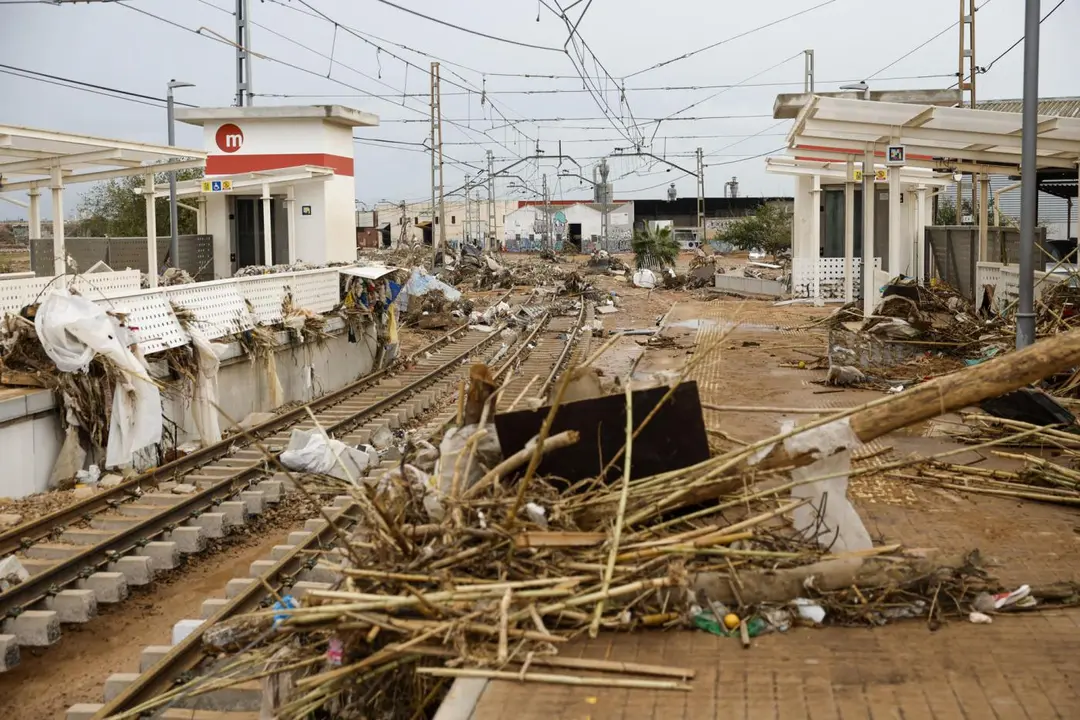 Vista de la destrozada estaci&oacute;n de metro en Paiporta. - EFE/Biel Ali&ntilde;o