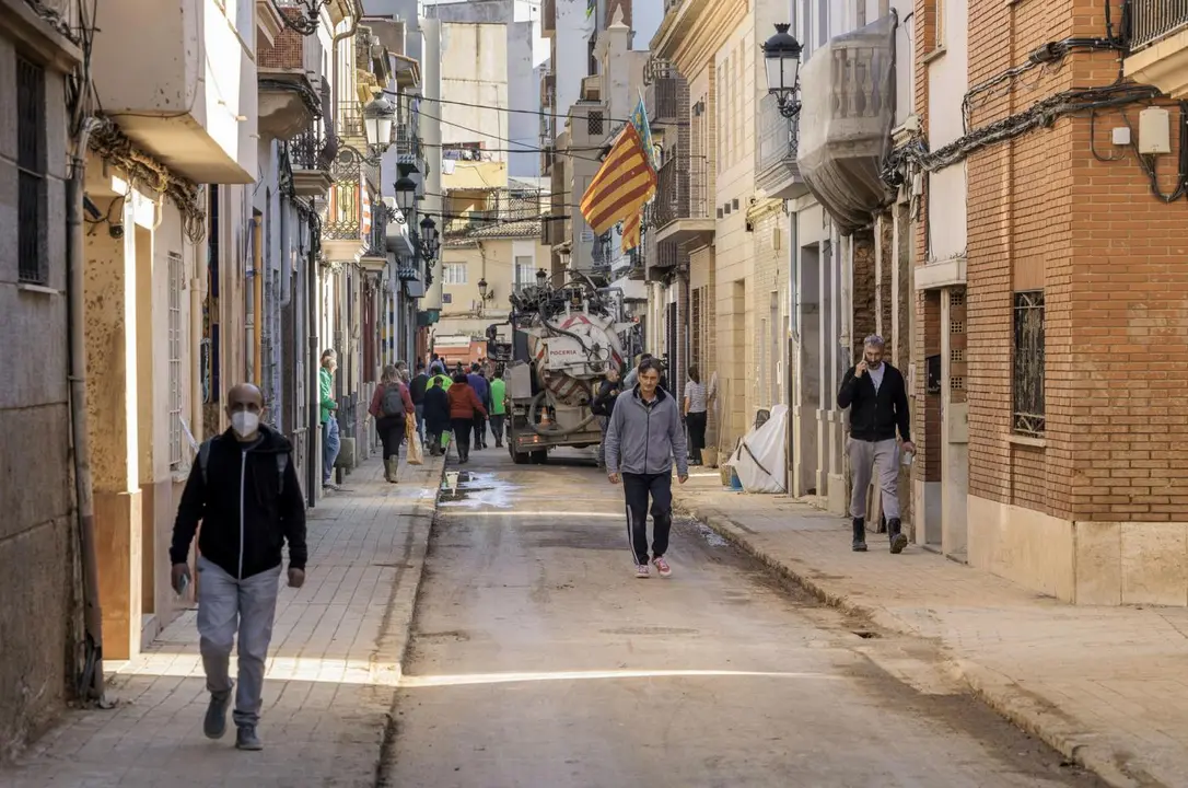 Una de las calles de Paiporta un mes despu&eacute;s de la DANA. - EFE/Biel Ali&ntilde;o
