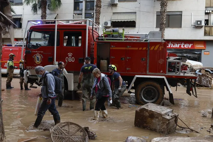 Efectivos del cuerpo de Bomberos y voluntarios. - EFE