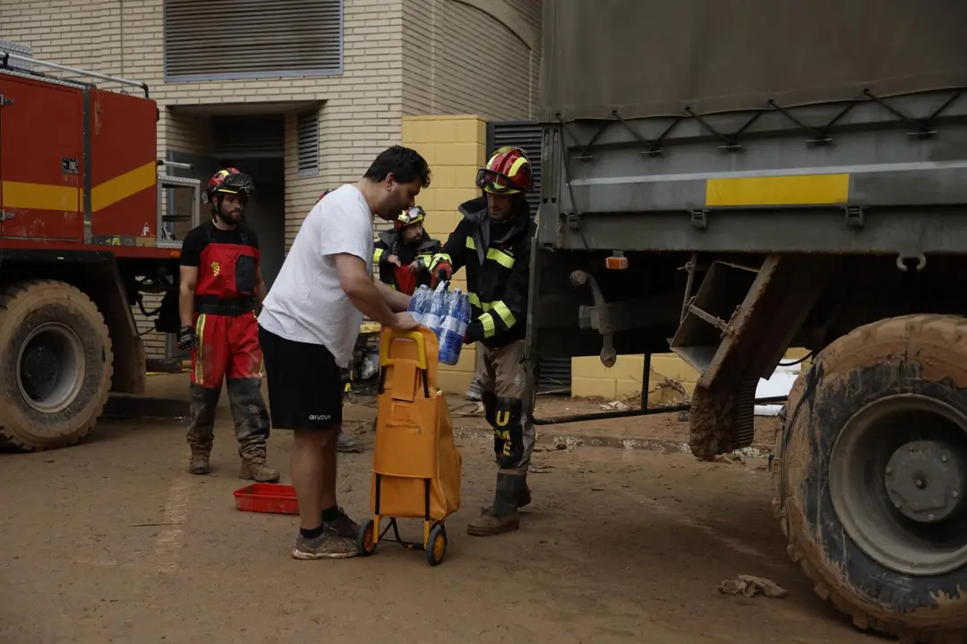 Efectivos de la UME reparten agua a los vecinos de Paiporta. - EFE/ Biel Ali&ntilde;o