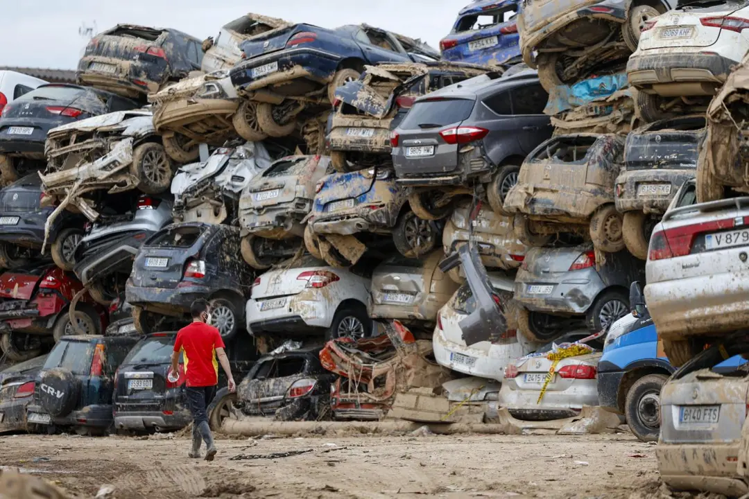 Imagen de archivo de una pila de veh&iacute;culos destrozados por la DANA. - EFE/Jorge Zapata