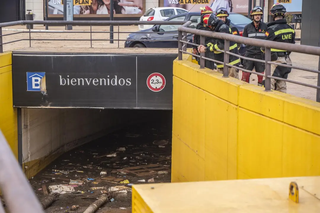 Efectivos de la UME junto al parking inundado de Bonaire. - Europa Press