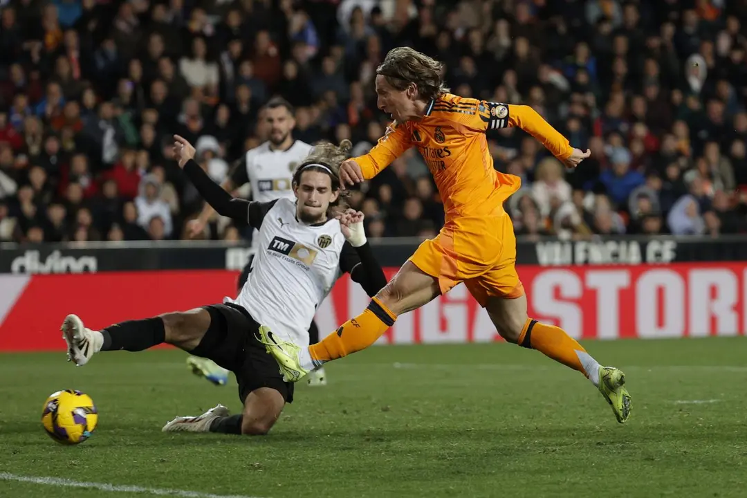 Modric dispara para empatar en el Valencia-Real Madrid. - EFE