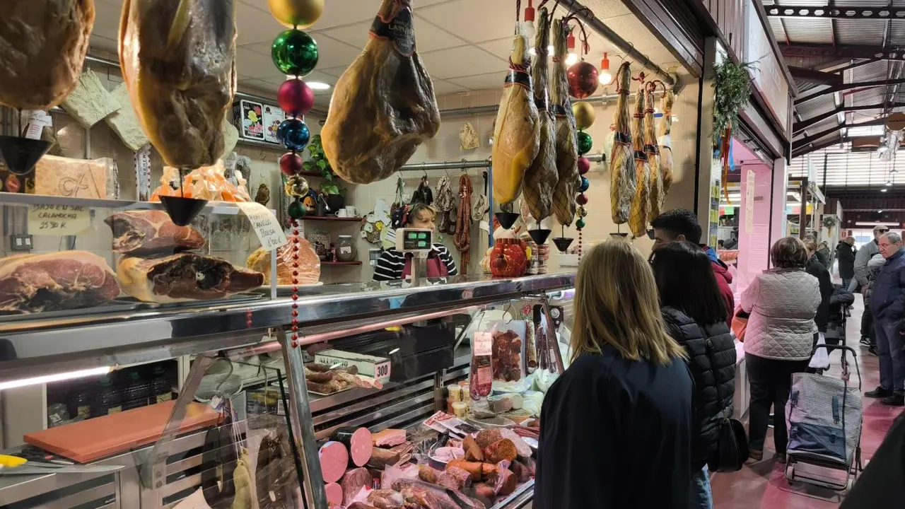 Pilar Bernab&eacute;, en el mercado municipal de Aldaia. - DELEGACI&Oacute;N GOBIERNO CV