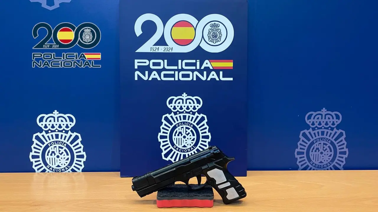 Dos detenidos por intentar atracar un supermercado con una pistola - POLIC&Iacute;A NACIONAL