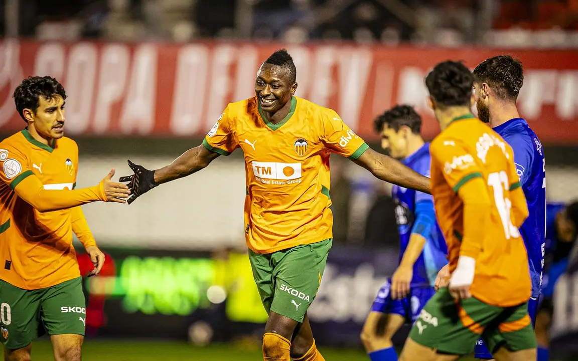 Umar Sadiq celebra su gol en el Ourense-Valencia. - @valenciacf / X