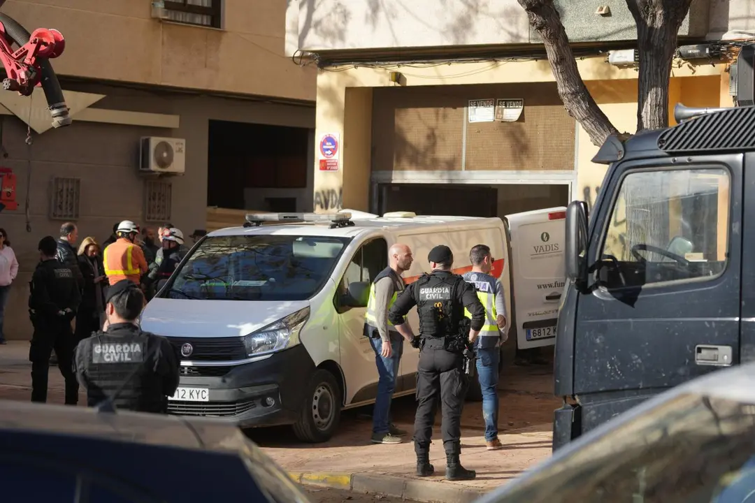 Imagen del garaje donde se ha derrumbado una escalera - JORGE GIL / EUROPA PRESS