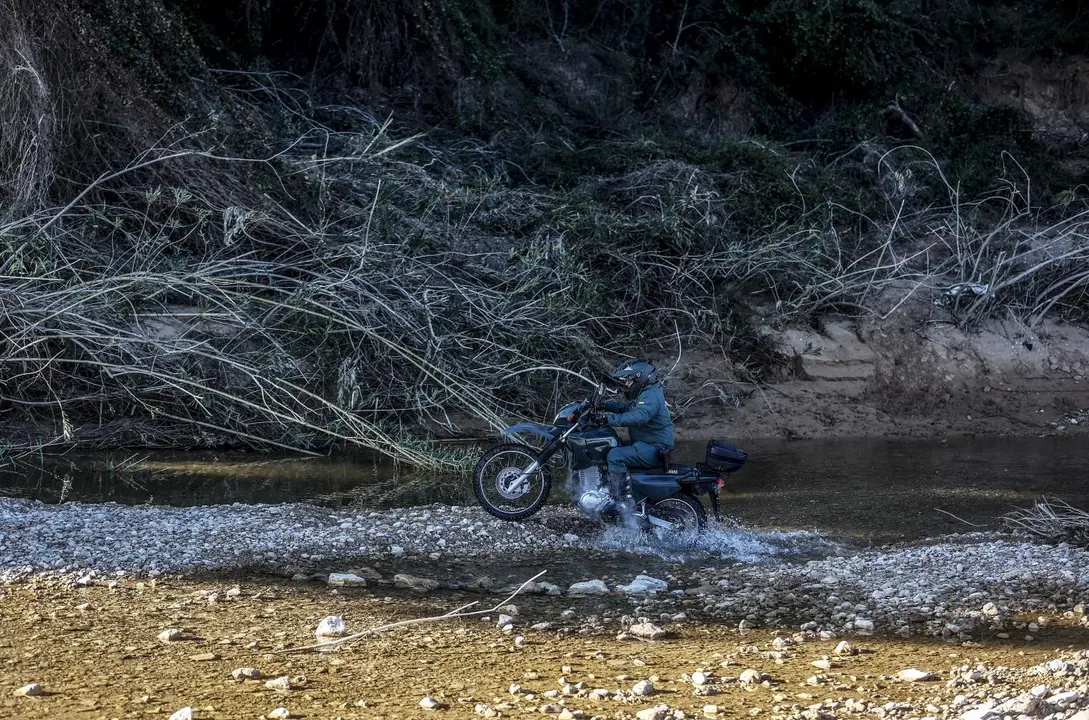 Un agente de la Guardia Civil en moto - Rober Solsona / Europa Press