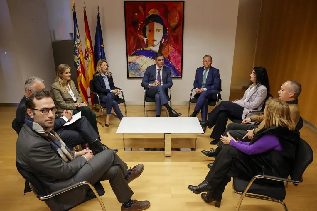 Pedro S&aacute;nchez se re&uacute;ne con agentes sociales. - EFE