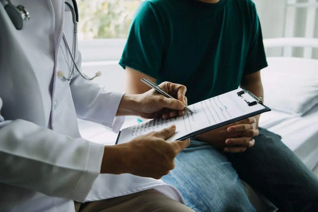 M&eacute;dico y paciente. - 123RF/armmypicca