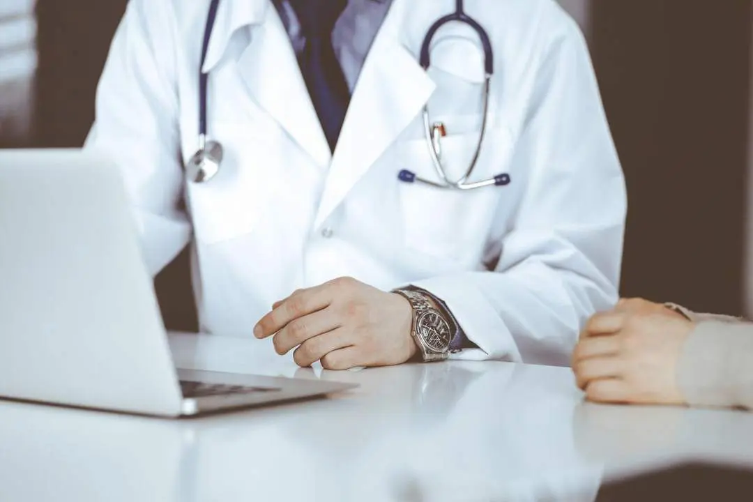 M&eacute;dico con un ordenador. - 123RF/akkamulator