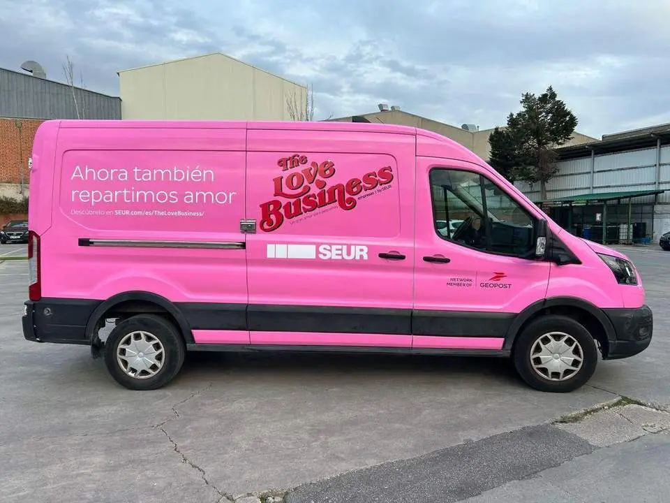 Furgoneta de SEUR 'Love Business'. - SEUR