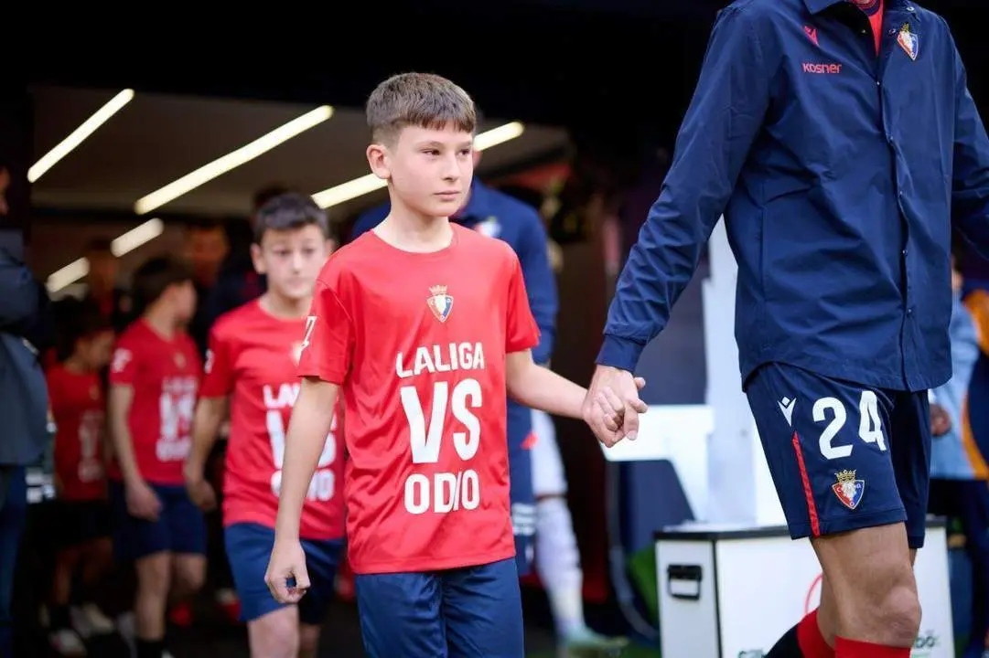 Un ni&ntilde;o con la camiseta contra el odio en el Osasuna-Real Madrid. - LALIGA