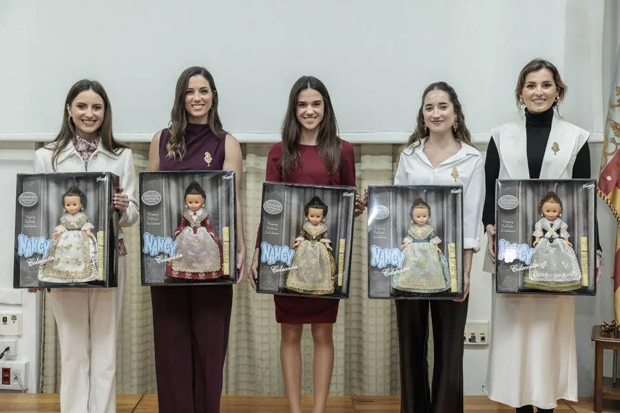 Madrinas y Nancys Falleras Solidarias. - Famosa