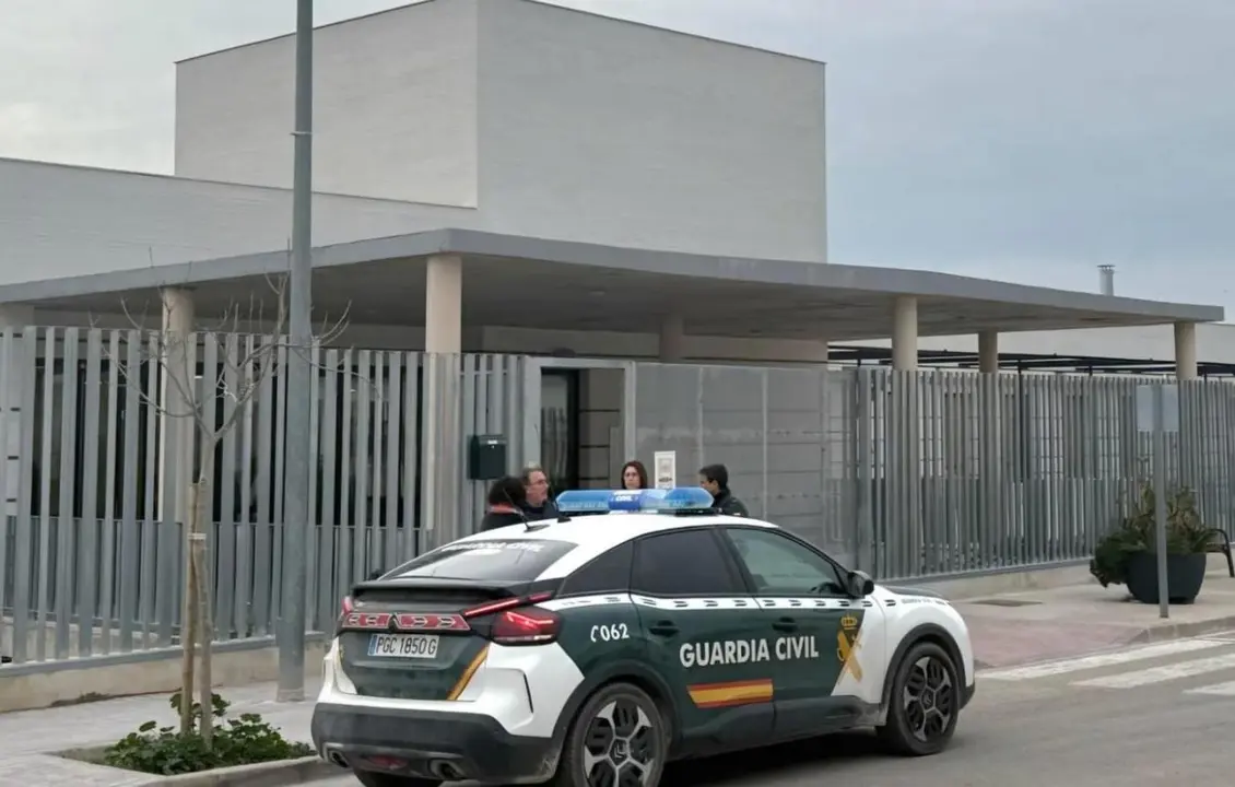 Guardia Civil en Y&aacute;tova tras el aviso de bomba - Y&Aacute;TOVA