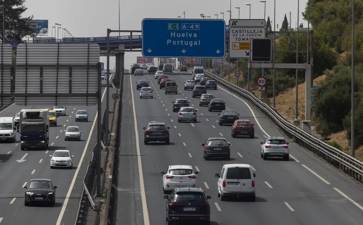 Varios veh&iacute;culos circulan por la autov&iacute;a. - Europa Press