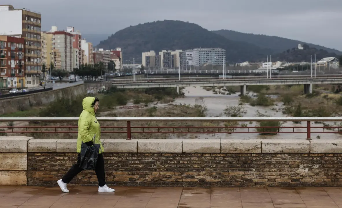 Vecinos de Sagunto durante la crecida del r&iacute;o Palancia. - EP