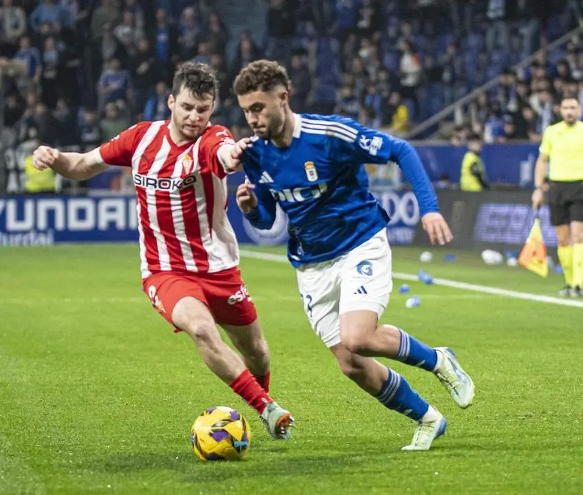 Un encuentro entre el Sporting y el Real Oviedo. - LALIGA