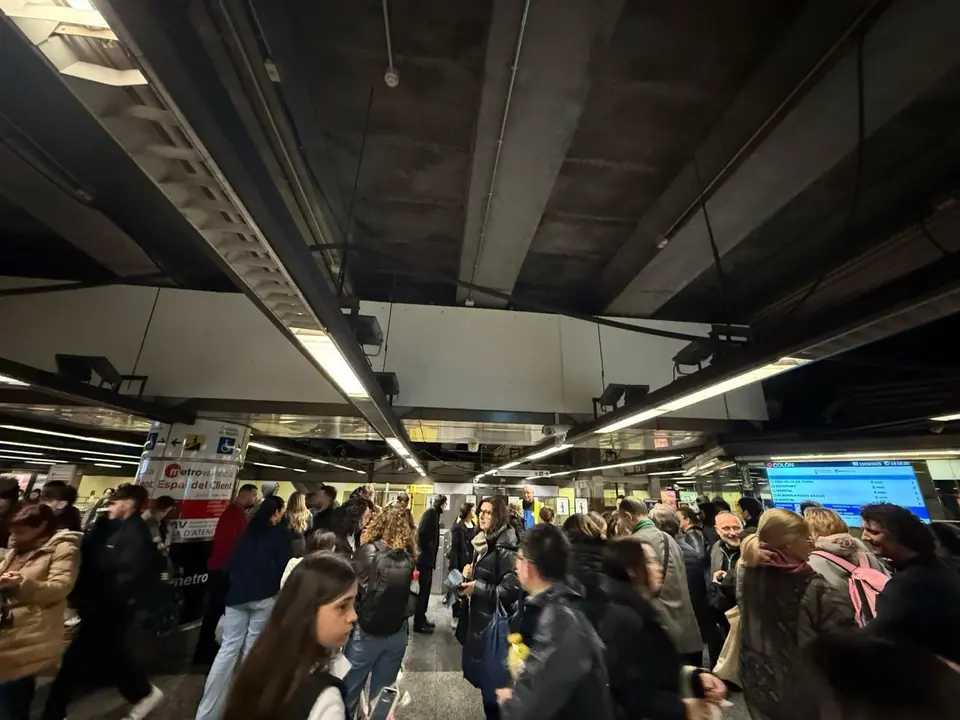 Tr&aacute;fico detenido en Metrovalencia. - EP