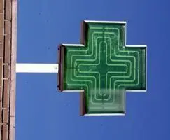 Cruz verde en una farmacia. - Servimedia
