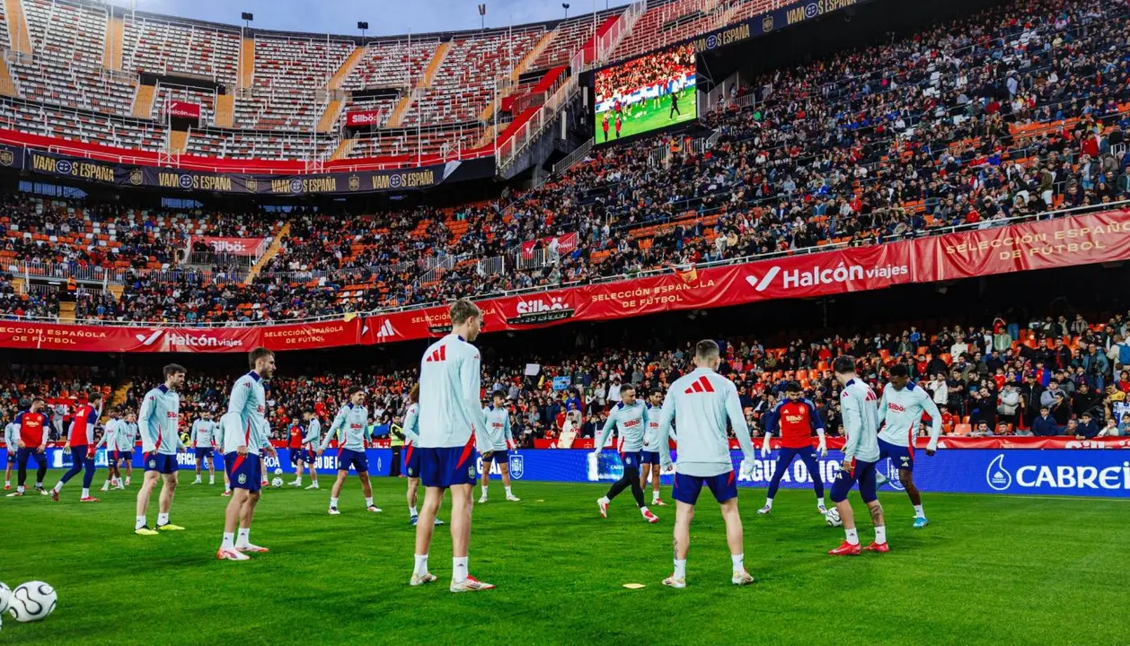 Entrenamiento de la selecci&oacute;n en Mestalla. - @SEFutbol / X