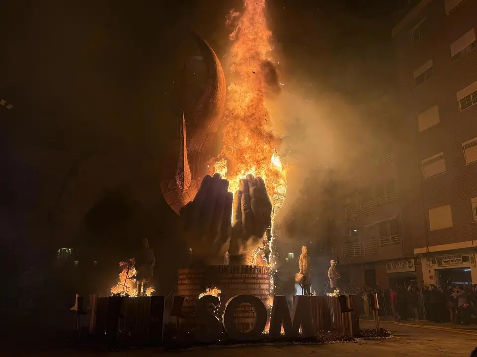 'Crem&agrave;' de la falla solidaria SOM en Paiporta - Europa Press