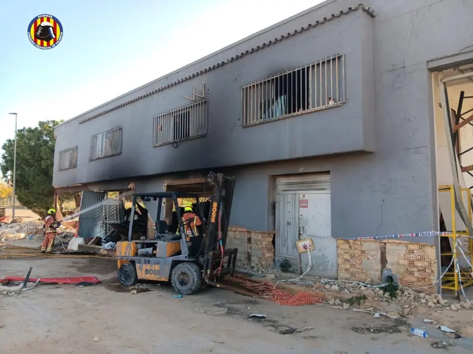 Rescatan a dos personas y un perro en un incendio - CONSORCIO PROVINCIAL DE BOMBEROS DE VALENCIA