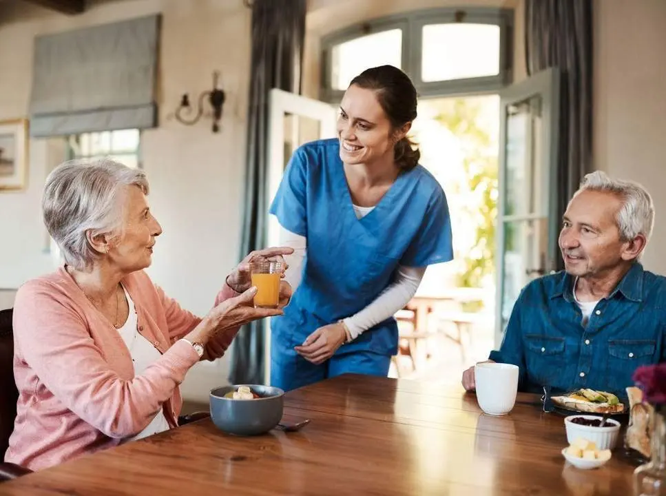 Personas mayores en una residencia. - 123RF/peopleimages12