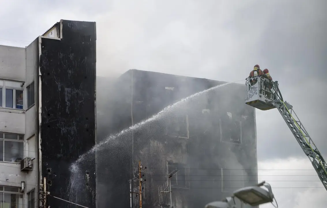 Bomberos combaten el incendio en Castell&oacute;n. - EP