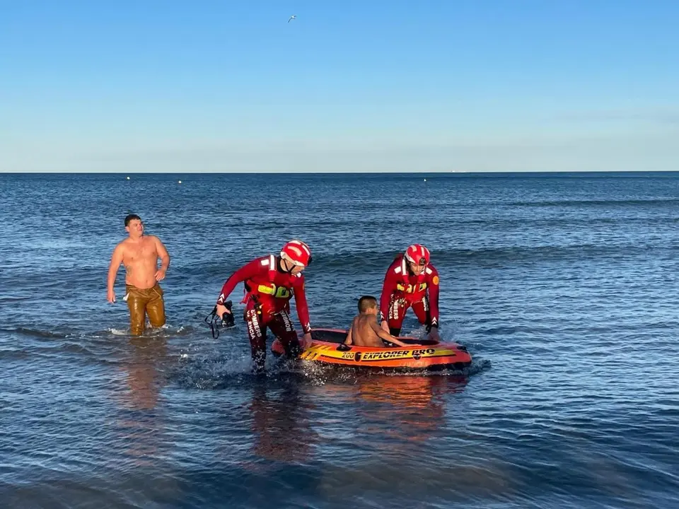 Bomberos rescatan a un menor que se encontraba en una barca hinchable - AYUNTAMIENTO DE VAL&Egrave;NCIA